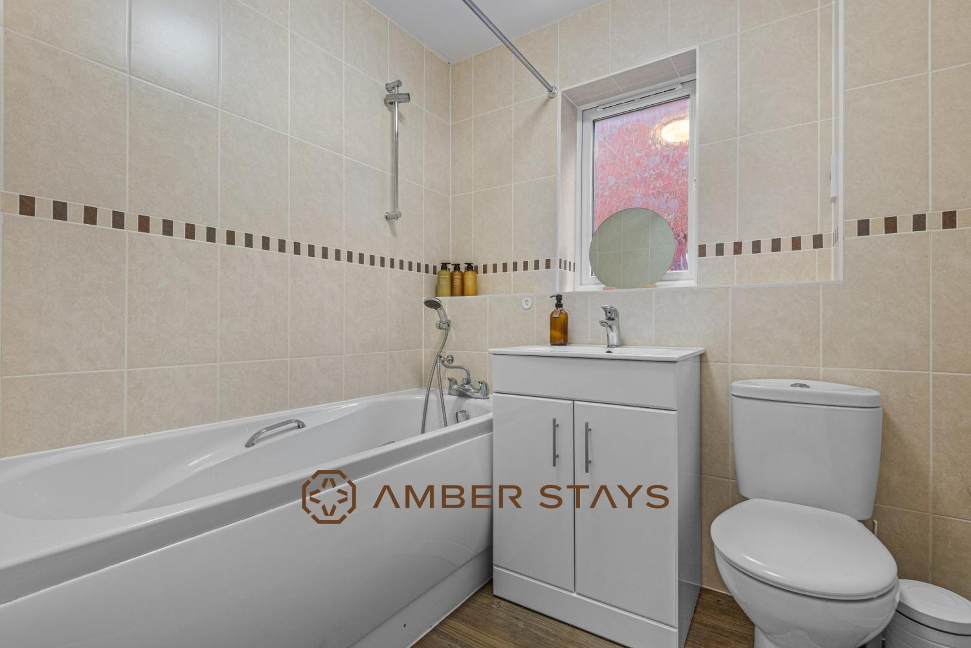 Spacious 5 Bed House In Reading By Amber Stays, Perfect For Business & Contractors, Sleeps 12! Extérieur photo
