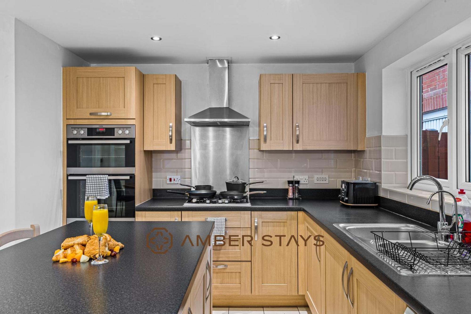 Spacious 5 Bed House In Reading By Amber Stays, Perfect For Business & Contractors, Sleeps 12! Extérieur photo