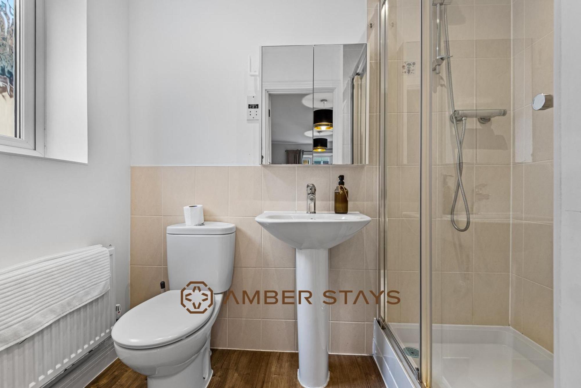 Spacious 5 Bed House In Reading By Amber Stays, Perfect For Business & Contractors, Sleeps 12! Extérieur photo